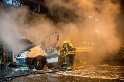 Waiblingen: Rettungswache blockiert - Transporter brennt in voller Ausdehnung davor